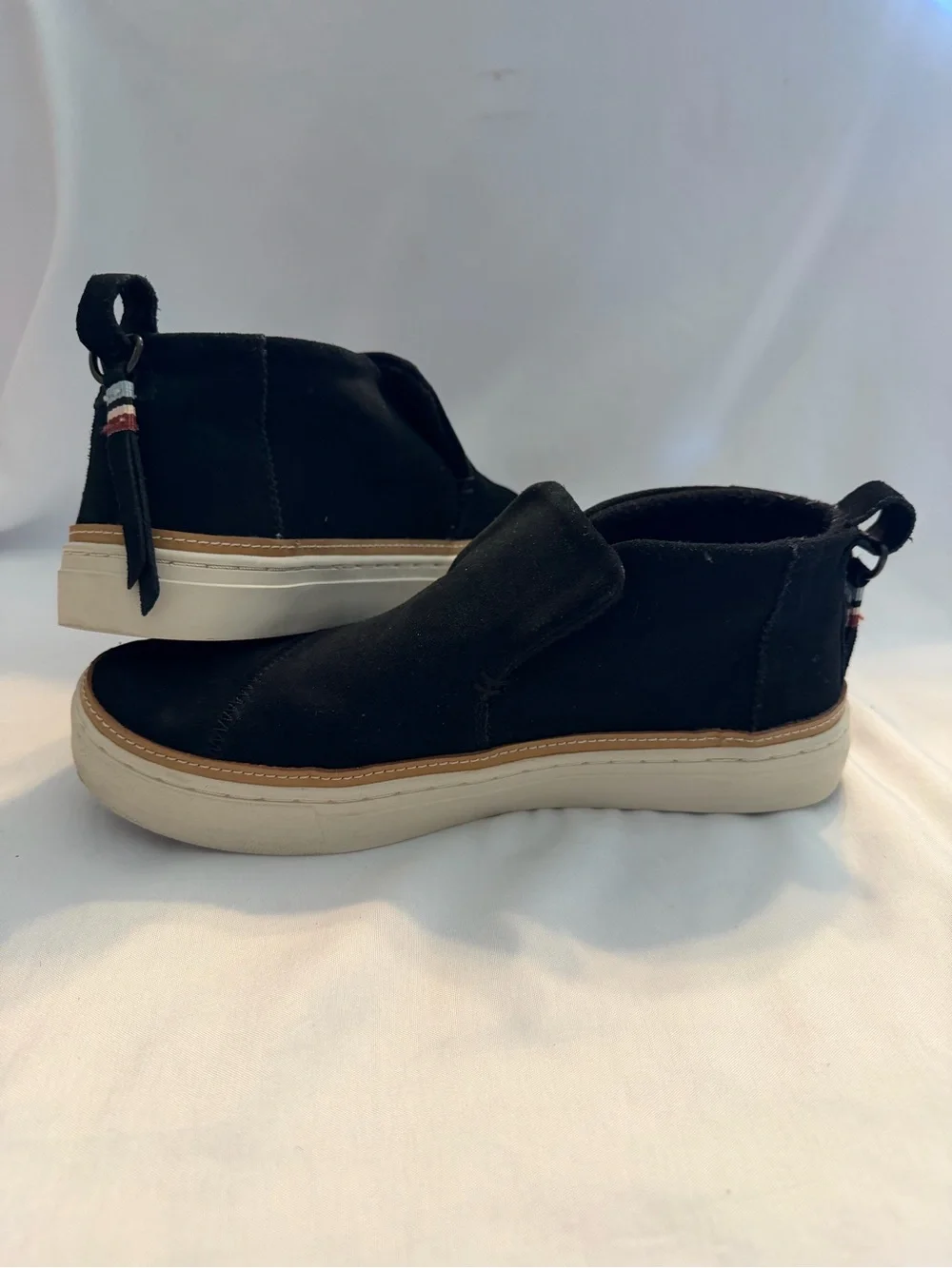 Toms versatile black